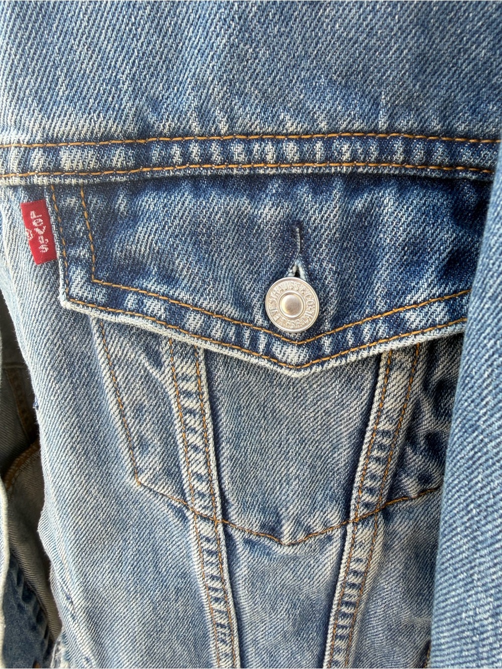 Vintage Levi's Relaxed Trucker Jacket Light Wash Thrashed Size L 2000s Denim - Picture 7 of 13